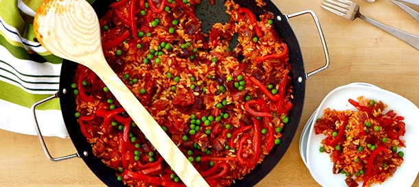 What ingredients go in a traditional paella?